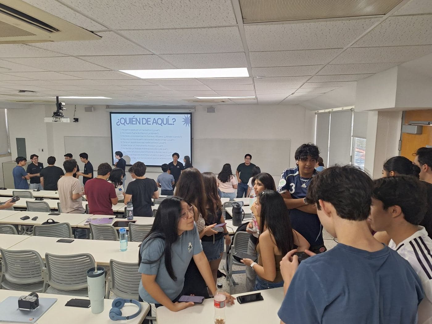 Los asistentes participan en la dinámica “¿Quién de aquí…?”