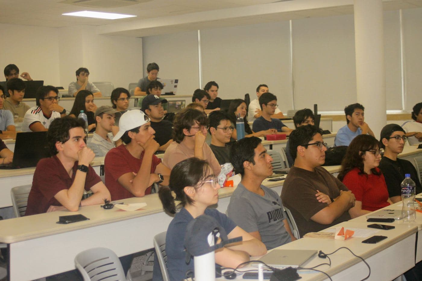 Asistentes atentos durante el taller
