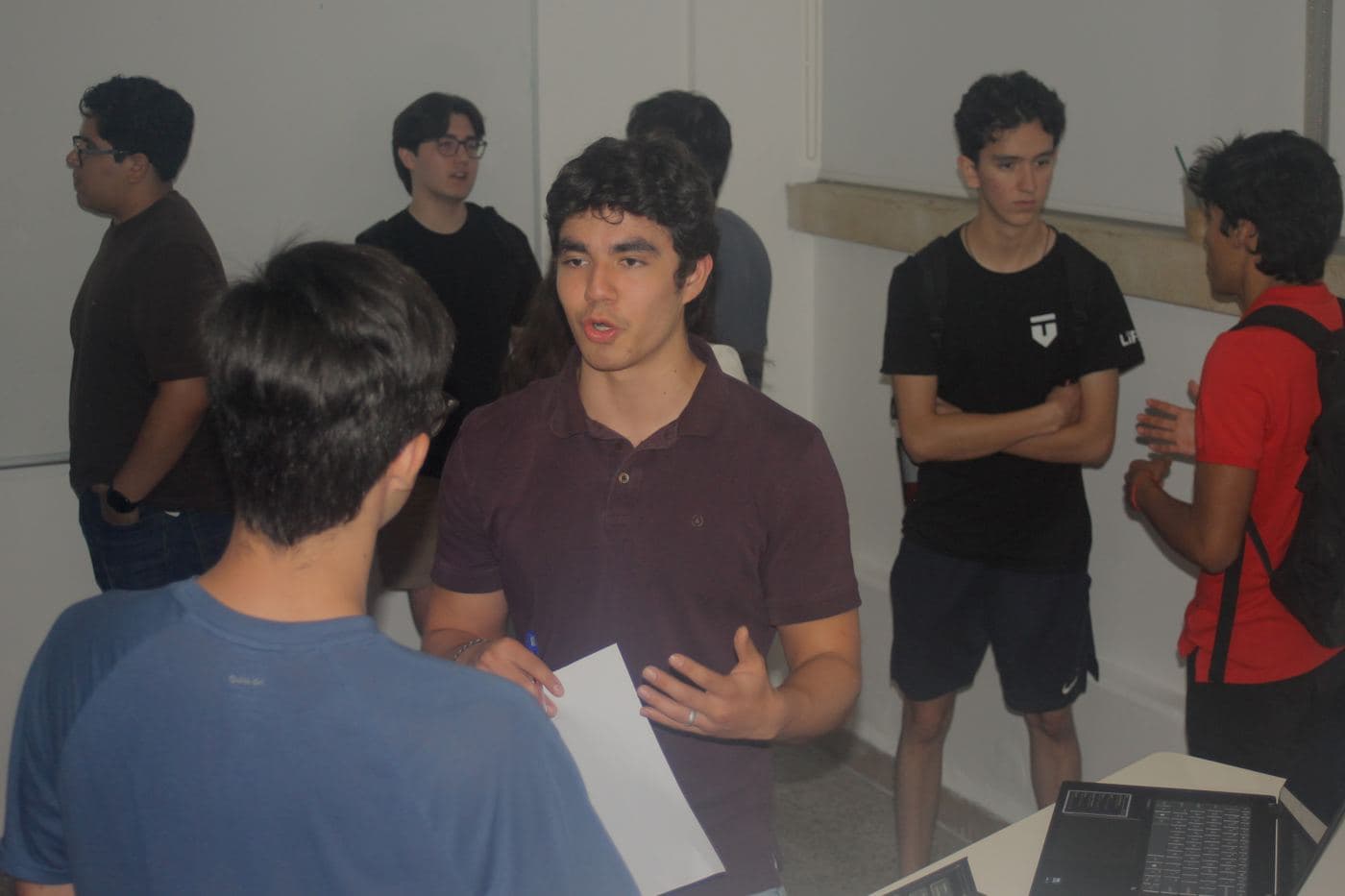 Estudiantes conversan con los ponentes