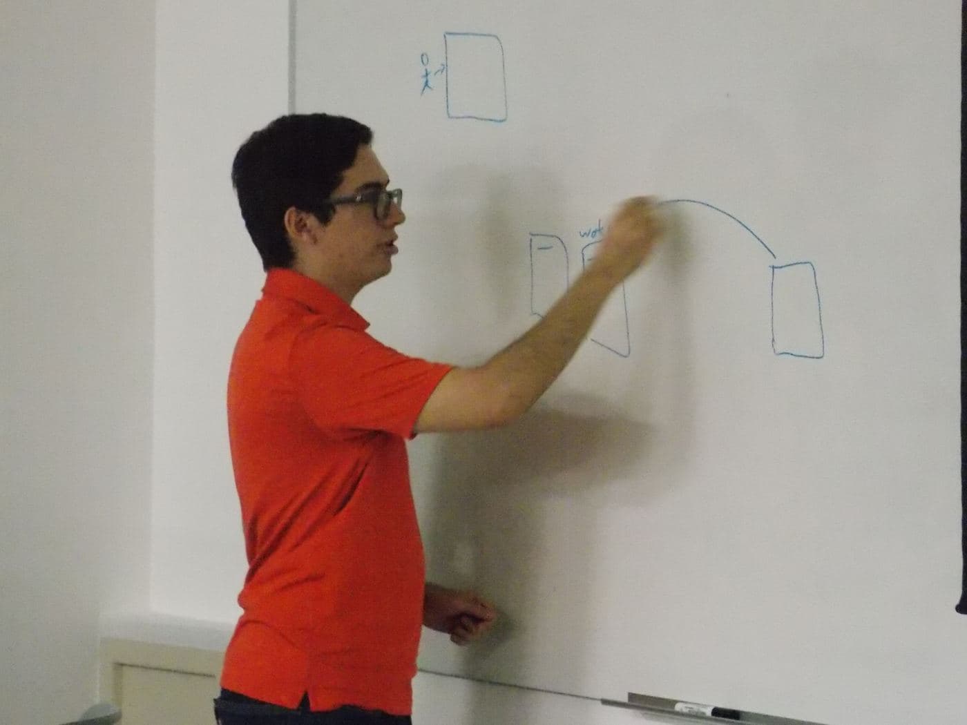 Un asistente dibuja su solución en el pizarrón