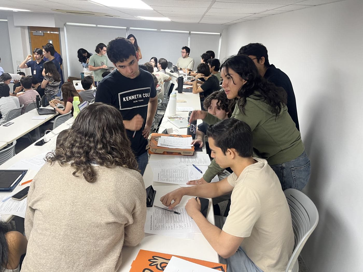 Equipos trabajando el ejercicio de diseño