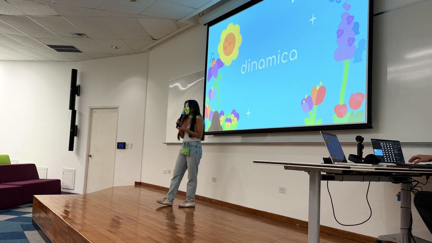 Presentadora durante la dinámica