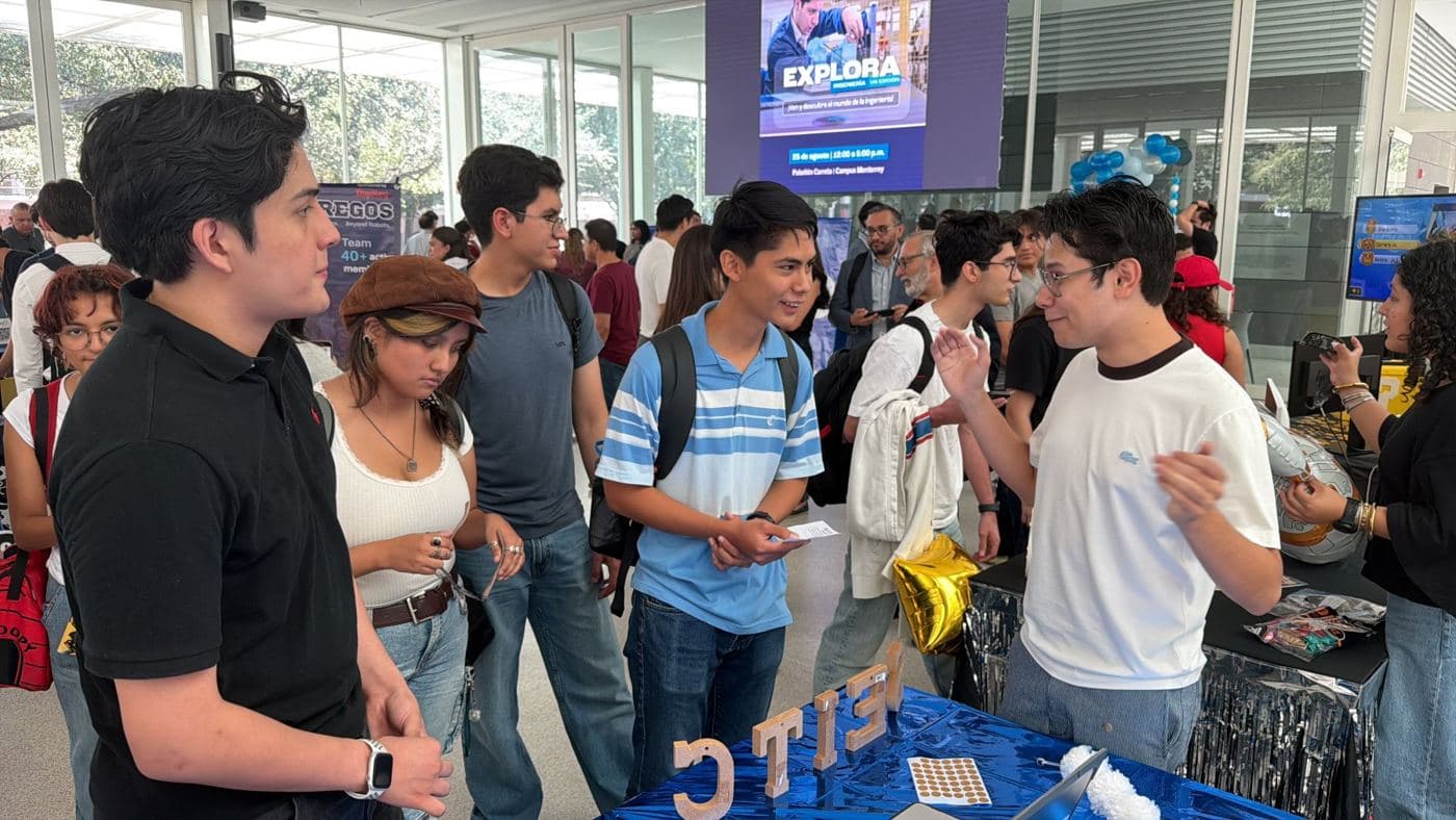 Estudiantes de nuevo ingreso en el stand de ITC