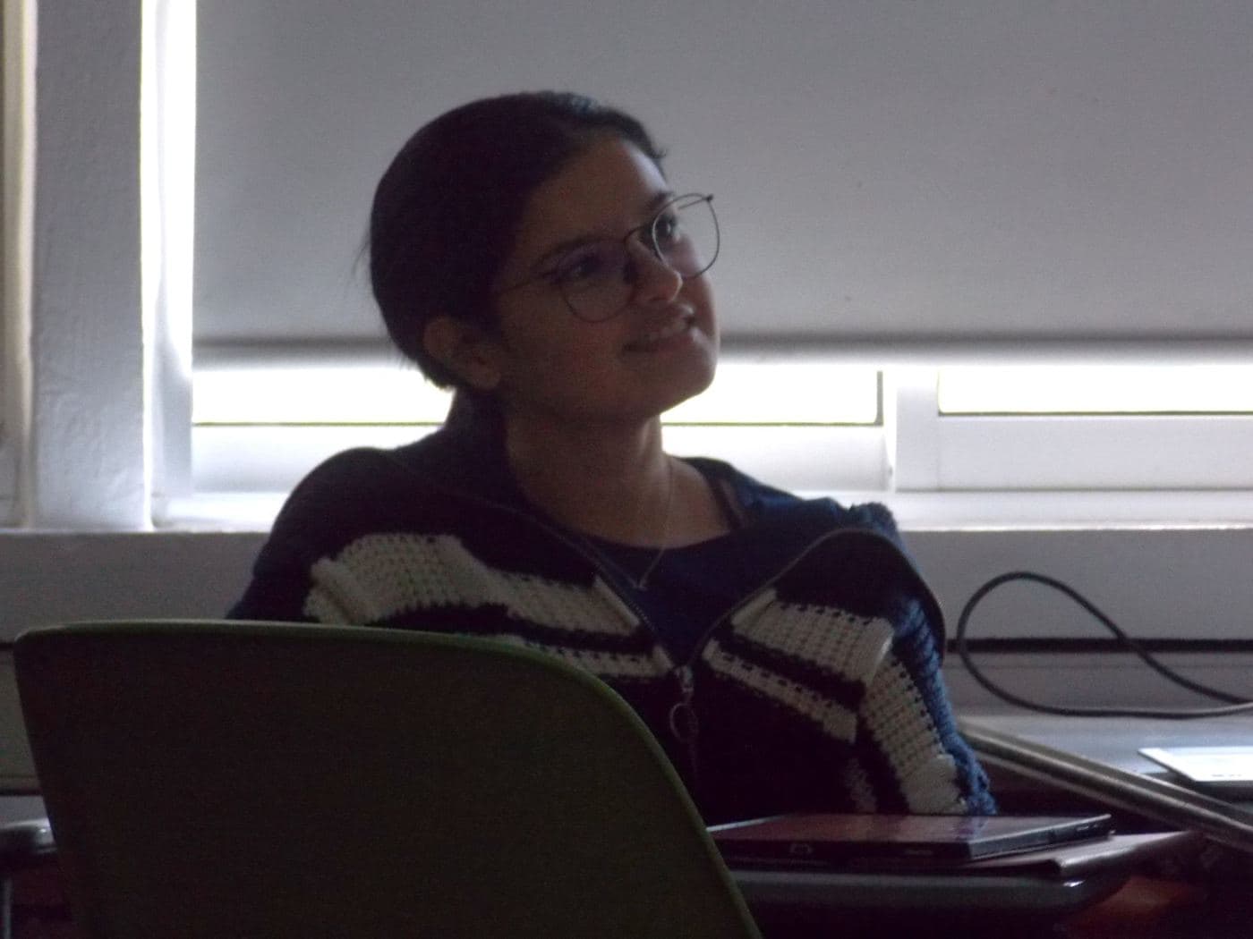Una asistente concentrada en su proyecto