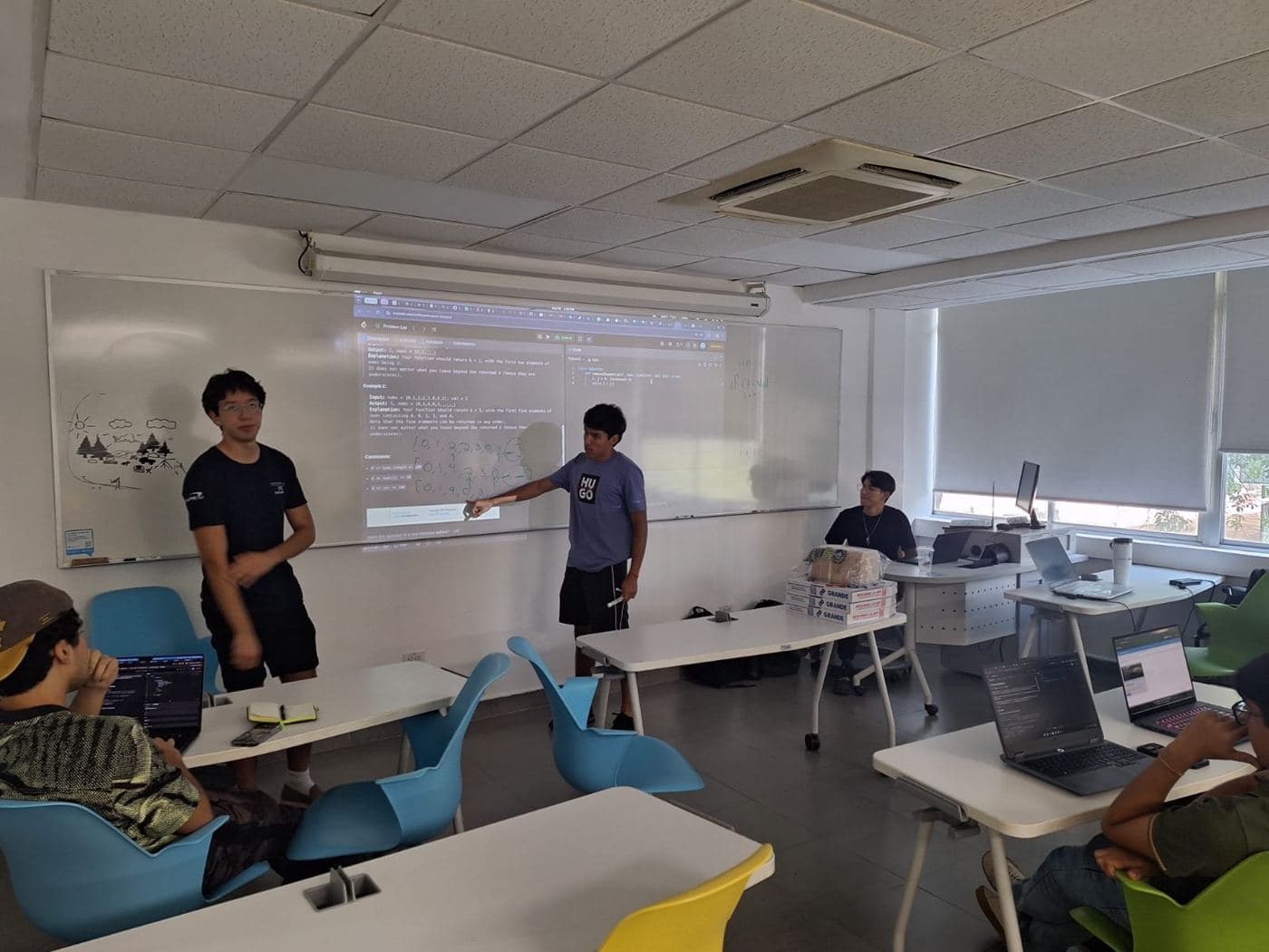 Integrante de SEITC explicando a la clase