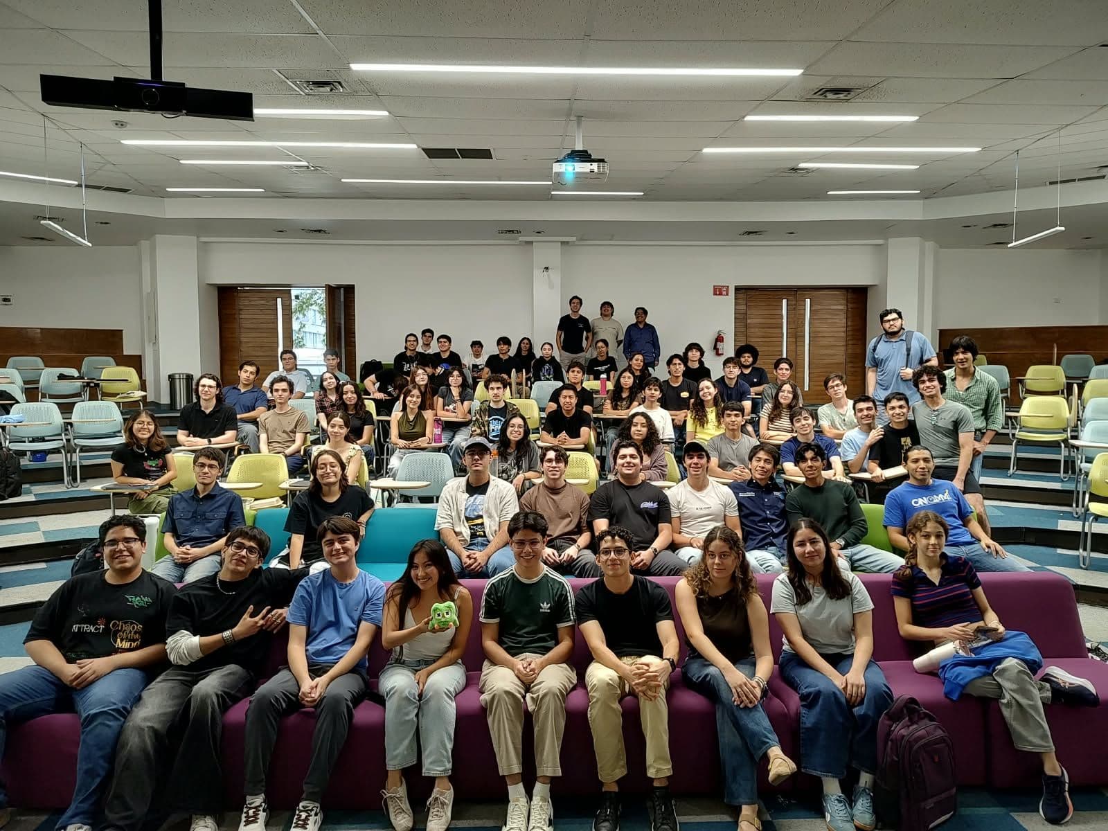 Asistentes al evento con Duolingo sentados en el auditorio