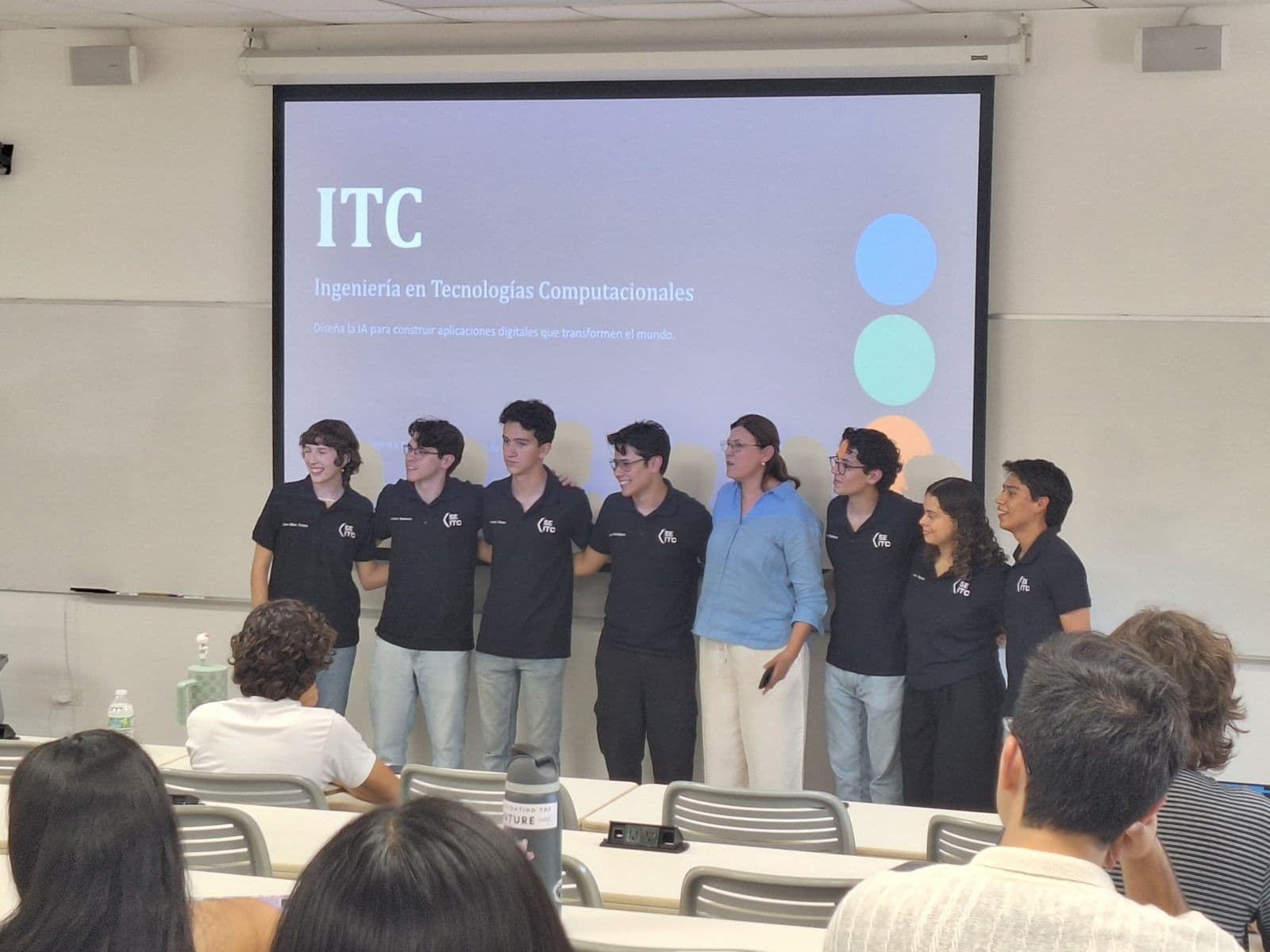 Integrantes de SEITC presentando qué es ITC a la generación de nuevo ingreso