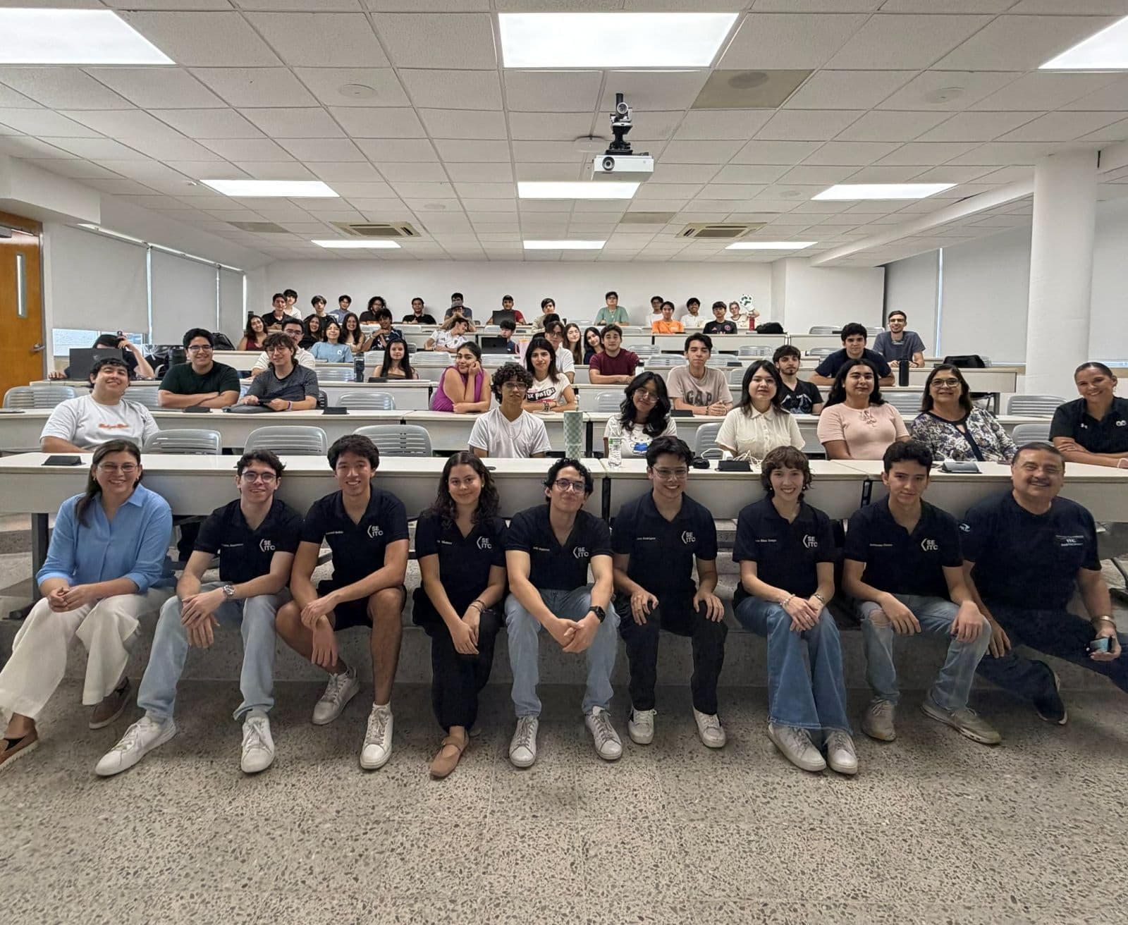 Mesa directiva de SEITC con los asistentes a la bienvenida de ITC, agosto 2026