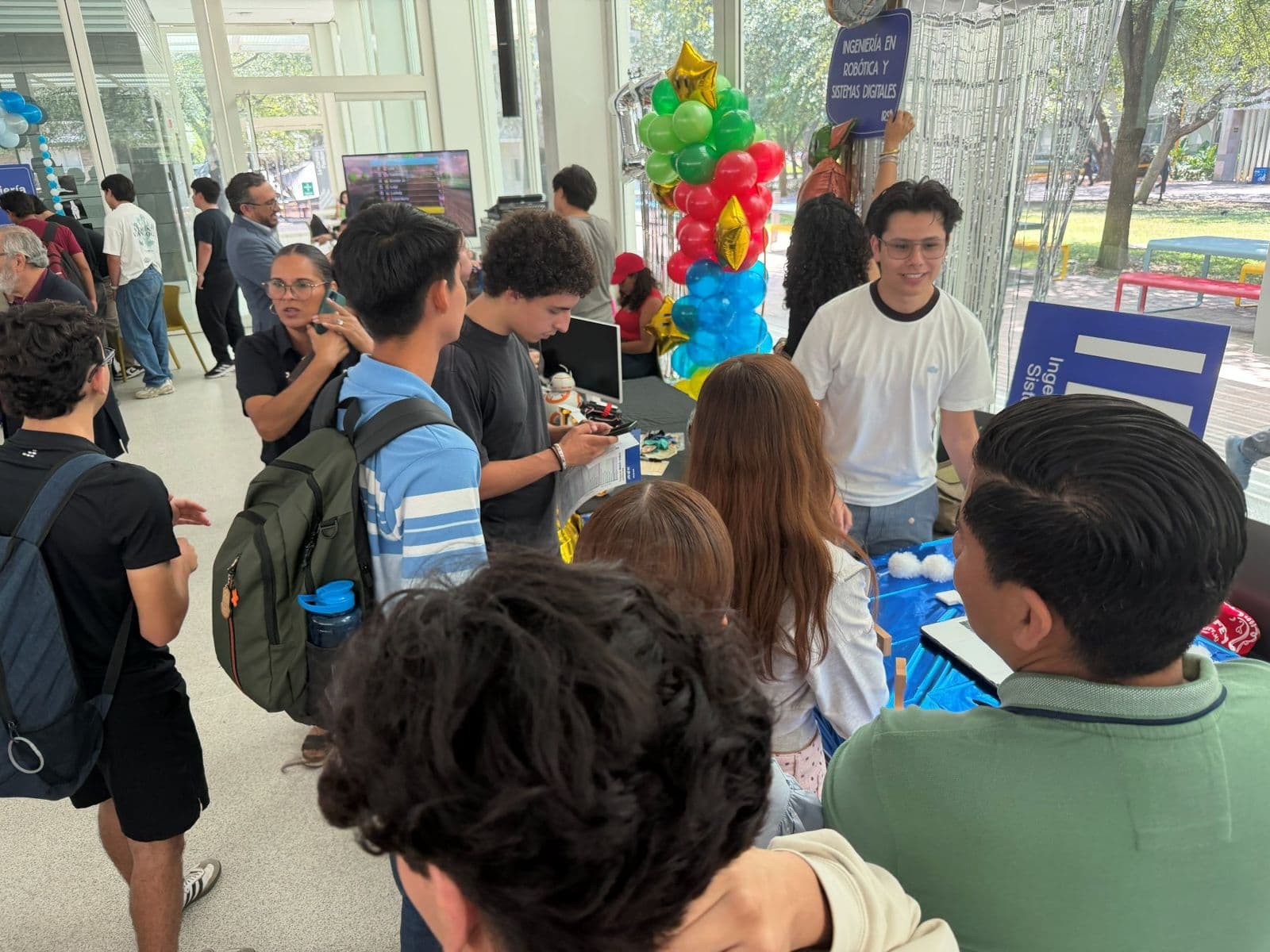 Stand de ITC en Explora Ingenierías con estudiantes de nuevo ingreso